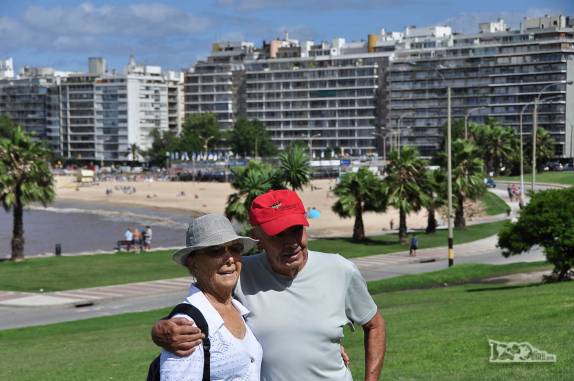 O Joca e a Ixa, pais do Rodrigo, chegam a Pocitos, bairro de Montevideo, no Uruguai